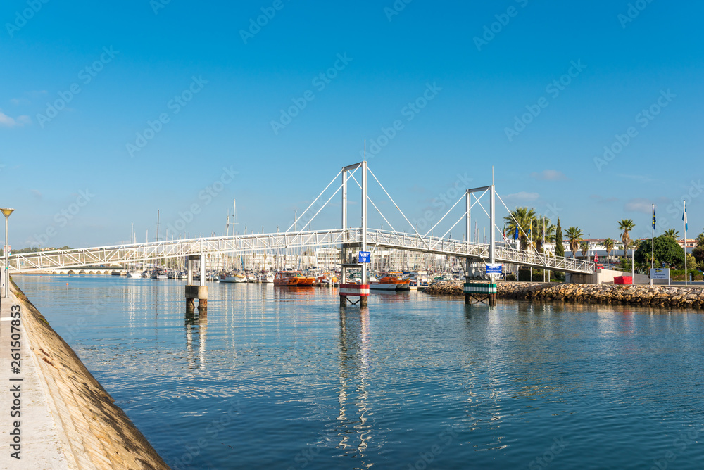 The Marina de Lagos has 460 berths and has become an important centre for long-distance cruisers, and it is also known for its modern drawbridge 