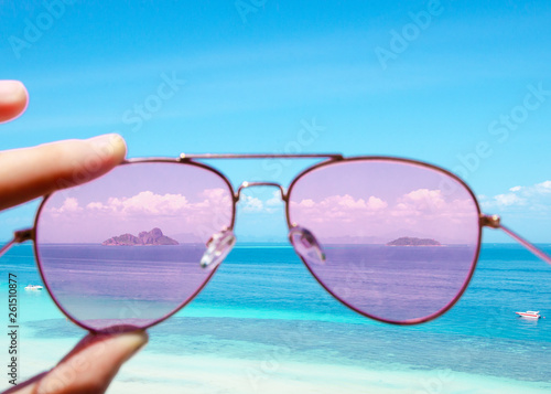 occhiali rosa vacanza estate
