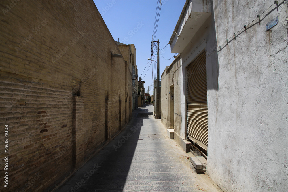 tylna uliczka pomiędzy zabudową mieszkalna w jednym z miast w iranie - obrazy, fototapety, plakaty 