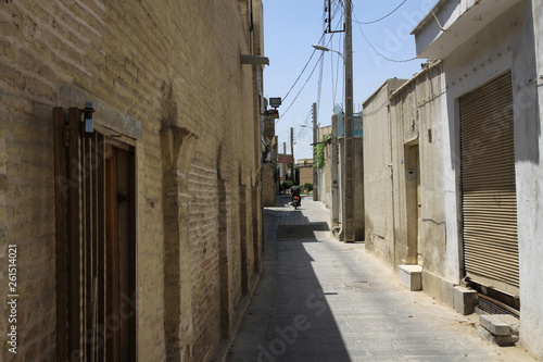 tylna uliczka pomiędzy zabudową mieszkalna w jednym z miast w iranie