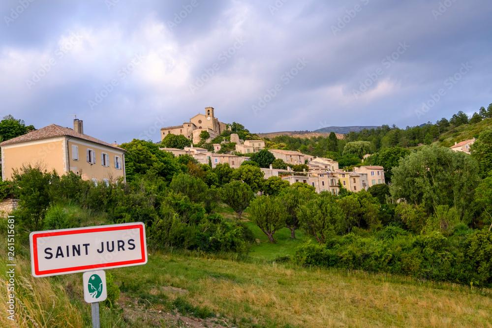 Vue panoramique sur le village de Saint Jurs, Provence, France.