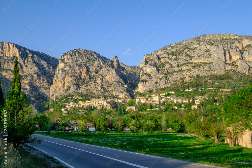 Vue panoramique sur le village de Moustiers-Sainte-Marie et les rochers. Provence, France. 