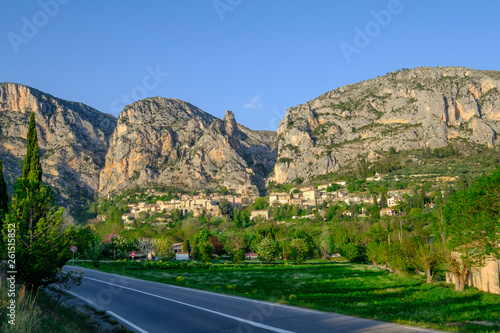 Obraz na płótnie Vue panoramique sur le village de Moustiers-Sainte-Marie et les rochers. Provence, France. w salonie