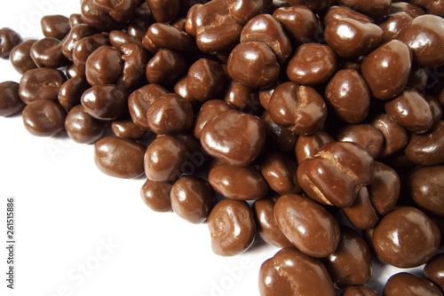 麦チョコ - Chocolate-coated puffed barley