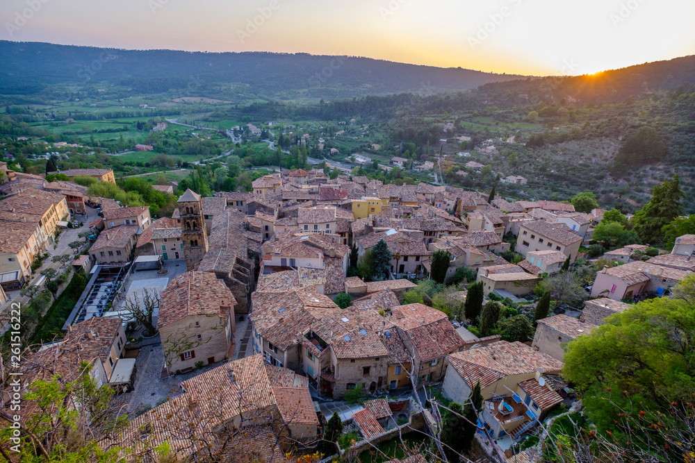 Vue panoramique sur le village de Moustiers-Sainte-Marie depuis la hauteur.. Provence, France. Coucher de soleil.