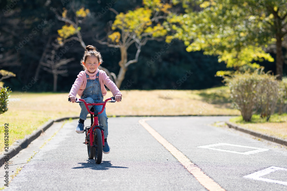 自転車で遊ぶ女の子 自転車で遊ぶ女の子