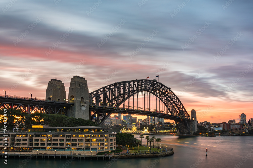 Fototapeta premium Sydney Harbour Bridge i North Sydney gród na zachód słońca