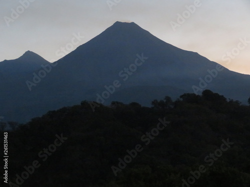 Atemberaubender Blick auf den Vulkan von Colima in Mexiko in der Dämmerung