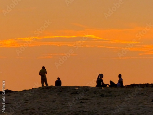 Menschen im Abendrot