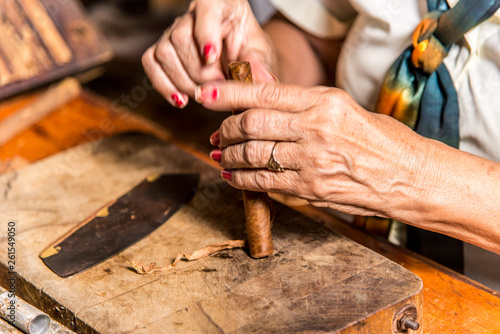 Woman making cigar - Trinidad - Cuba