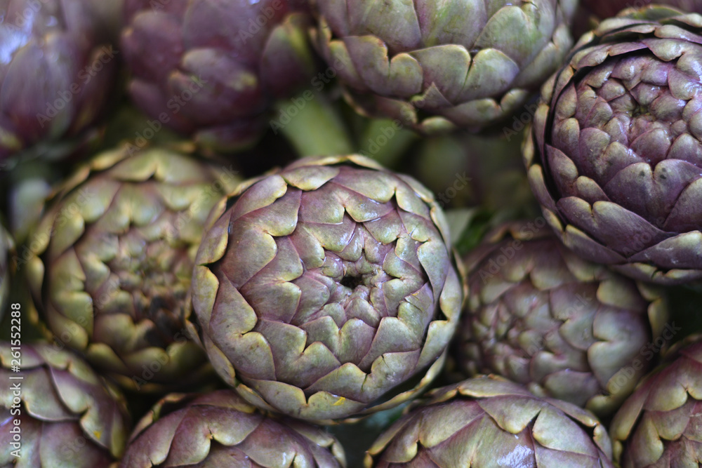 Obraz premium Carciofi appena raccolti da coltivazione senza pesticidi