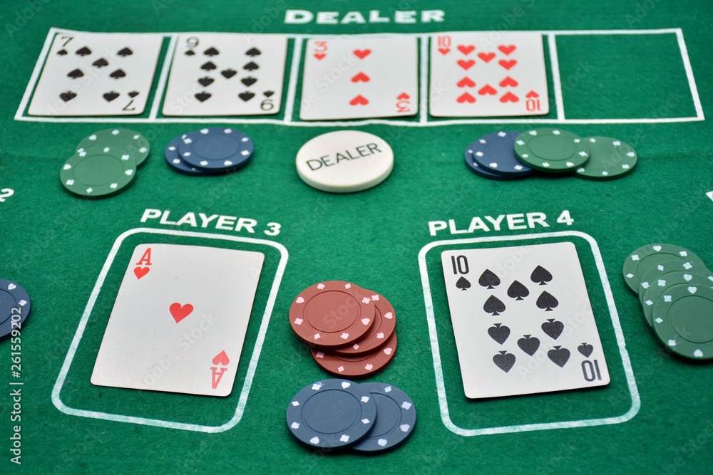 Expansión Gimnasta jalea Mesa de juego de poker, con cartas y fichas Stock Photo | Adobe Stock