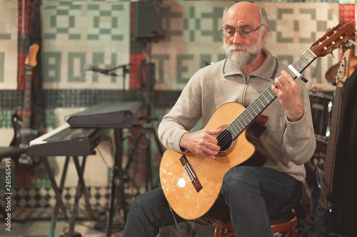 Wallpaper Mural Vecchio Chitarrista Blues con chitarra classica Torontodigital.ca