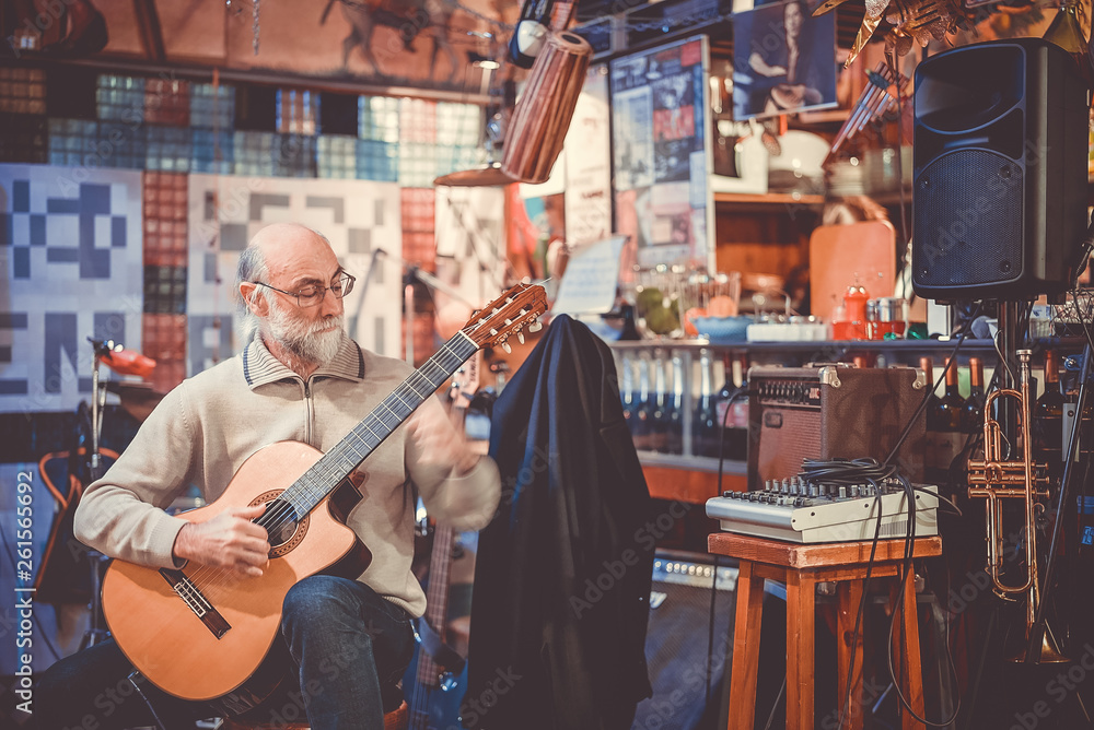 Vecchio Chitarrista Blues con chitarra classica Stock Photo | Adobe Stock