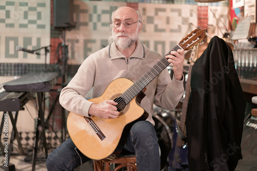 Vecchio Chitarrista Blues con chitarra classica