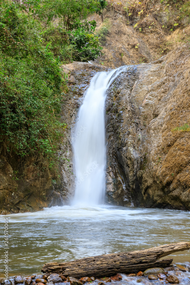 Obraz premium Waterfall in Chae Son National Park, Lampang, Thailand