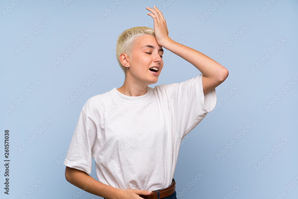 Teenager girl with white short hair over blue wall has realized something and intending the solution