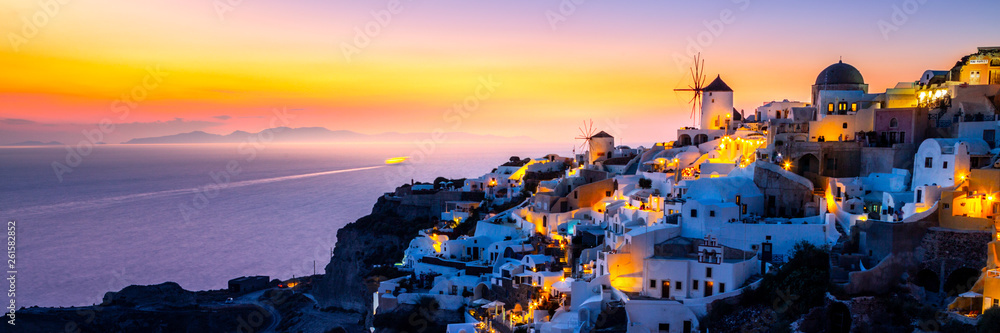 Fototapeta premium Widok na Oia, najpiękniejszą wioskę na wyspie Santorini.