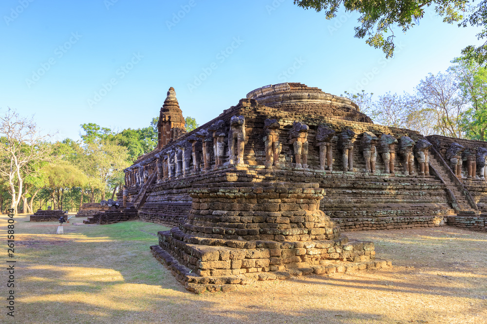 Fototapeta premium Wat Chang Rob temple in Kamphaeng Phet Historical Park, UNESCO World Heritage site