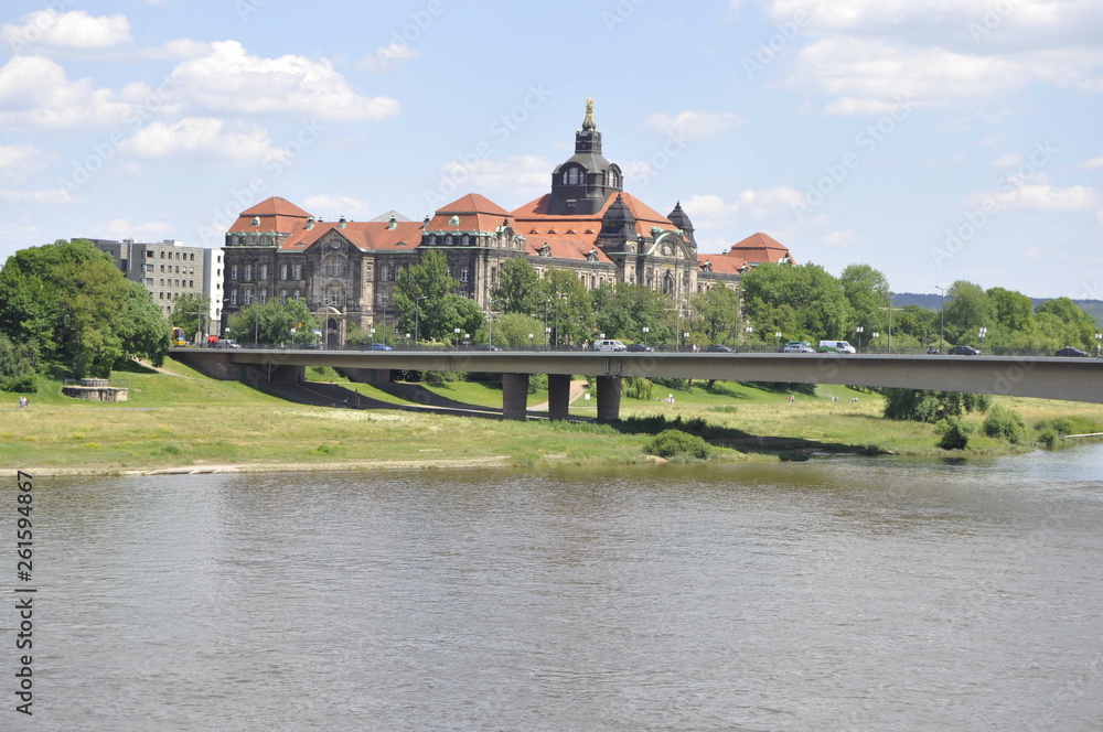 Obraz premium Elbe river in Dresden, Germany