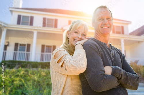 Fotografía Attractive Middle-aged Couple In Front Of Their House