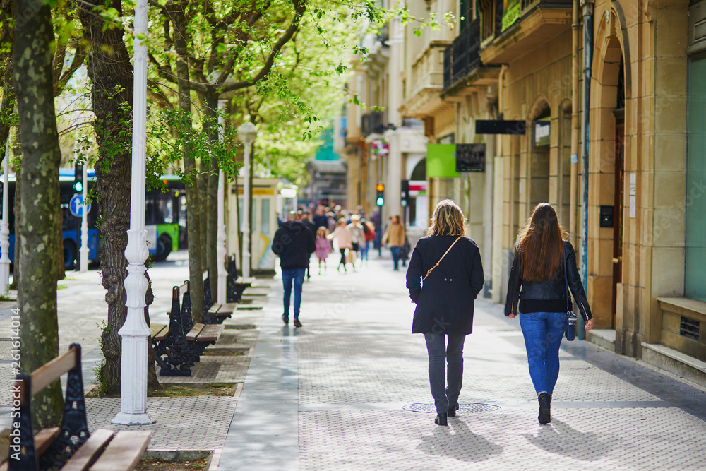 Obraz premium Ludzie chodzą na ulicy w San Sebastian, Hiszpania