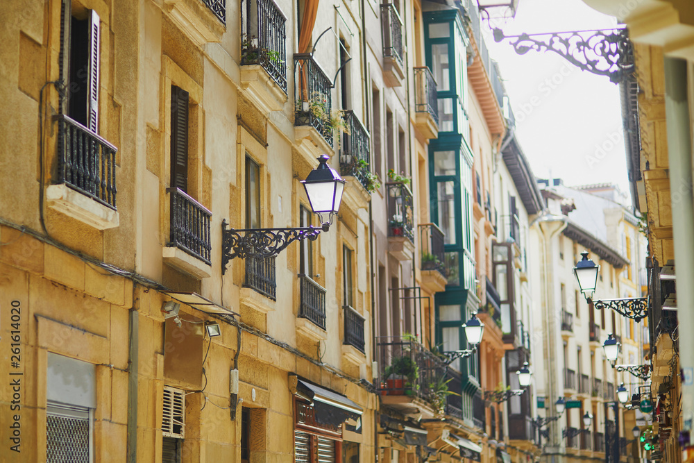 Naklejka premium Piękne fasady budynków w San Sebastian (Donostia) w Hiszpanii