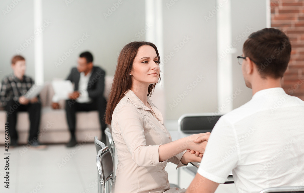 Obraz premium business people sitting in the lobby of the business center.