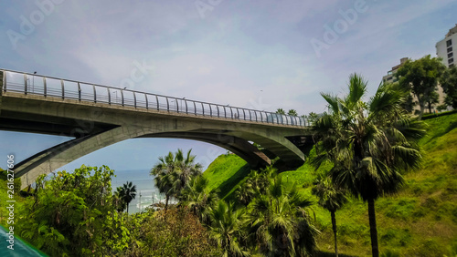 Tarde en mirador con vista al puente sobre carretera y el mar © iNaldo