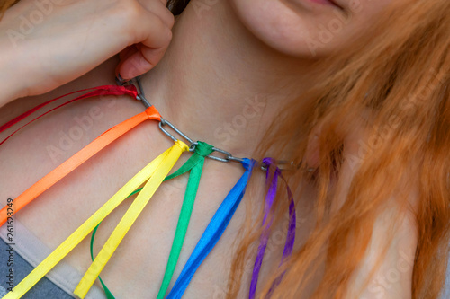 Foto LGBT pride flag, built of colored ribbons tied on an iron chain around the neck