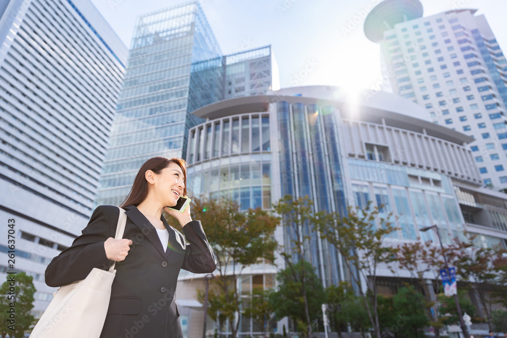 ビジネスウーマン　電話