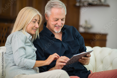 Obraz na płótnie Senior couple using tablet