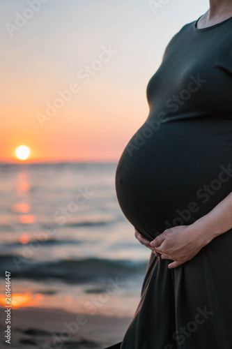 silhouette of a pregnant woman at the beach