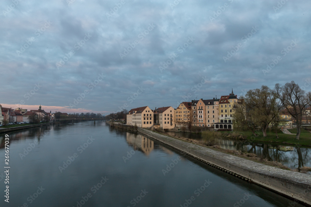 Die Donau bei Regensburg im Sonnenaufgang