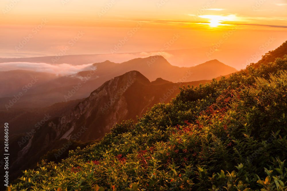 Fototapeta premium 大山の朝焼け（鳥取県）