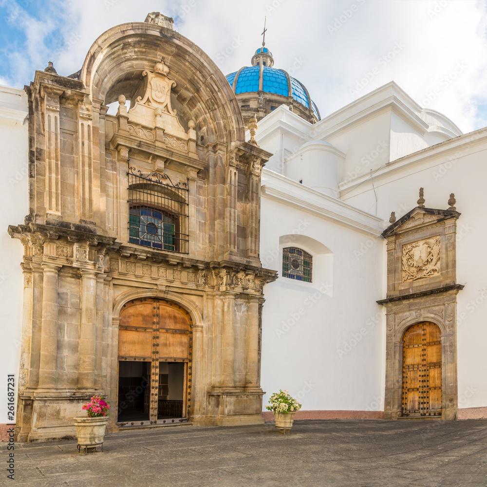 Obraz premium View at the coutyard of Metropolitan Cathedral in Guatemala City