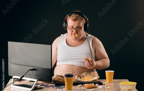 Fotografía unhappy man with potatoes in his mouth posing to the camera