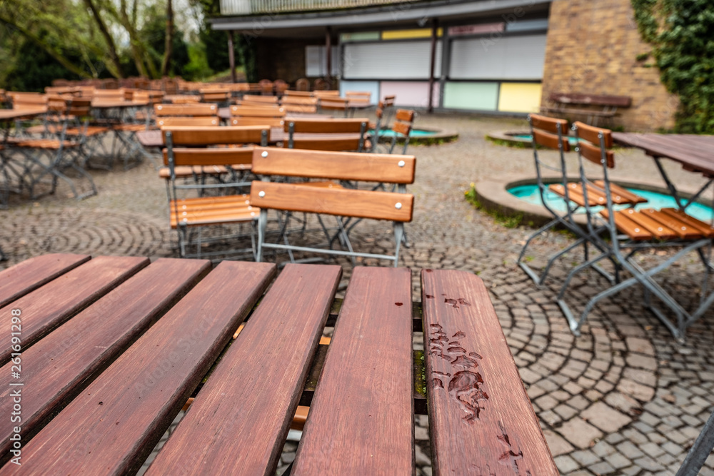 Geschlossener Biergarten mt regennassem Tisch Geschlossener Biergarten mt regennassem Tisch