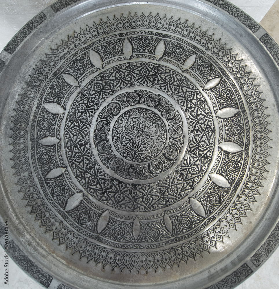 Naklejka premium silver plate with moroccan pattern
