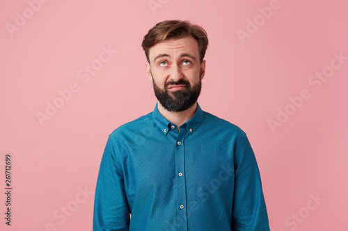 Foto Bearded man wrinkle face looks dissatisfied, not inspired, without enthusiasm, w