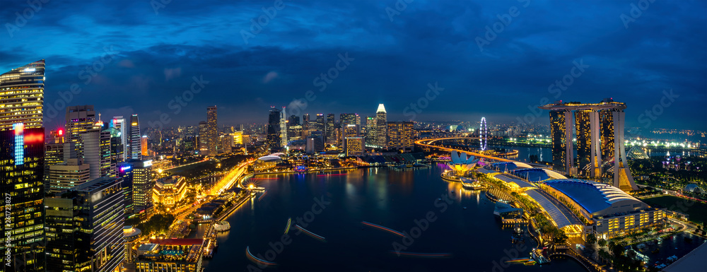 Fototapeta premium Panorama of Singapore cityscape at dusk