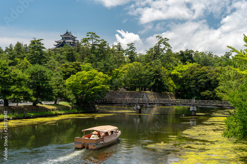 深緑に浮かぶ城景