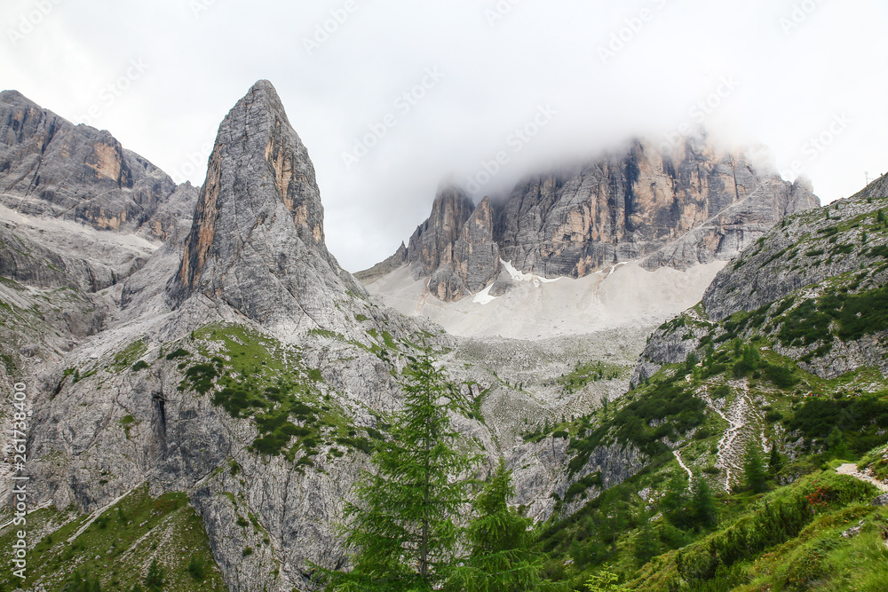 Obraz premium hiking to rifugio comici - peak twelve, la lista, croda dei toni, alps, dolomites, Italy