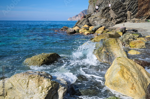 Fototapeta Naklejka Na Ścianę i Meble -  Steinstrand und Steinküste an einem ruhigen Strand in Vernazza