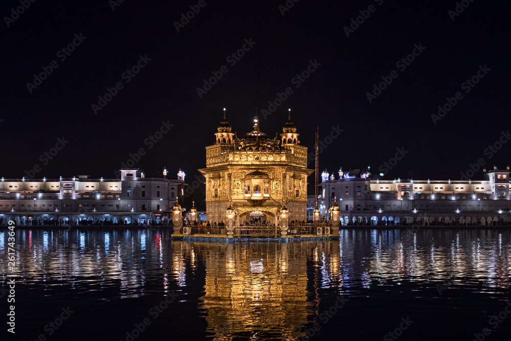 Fototapeta premium Golden Temple Amritsar at night