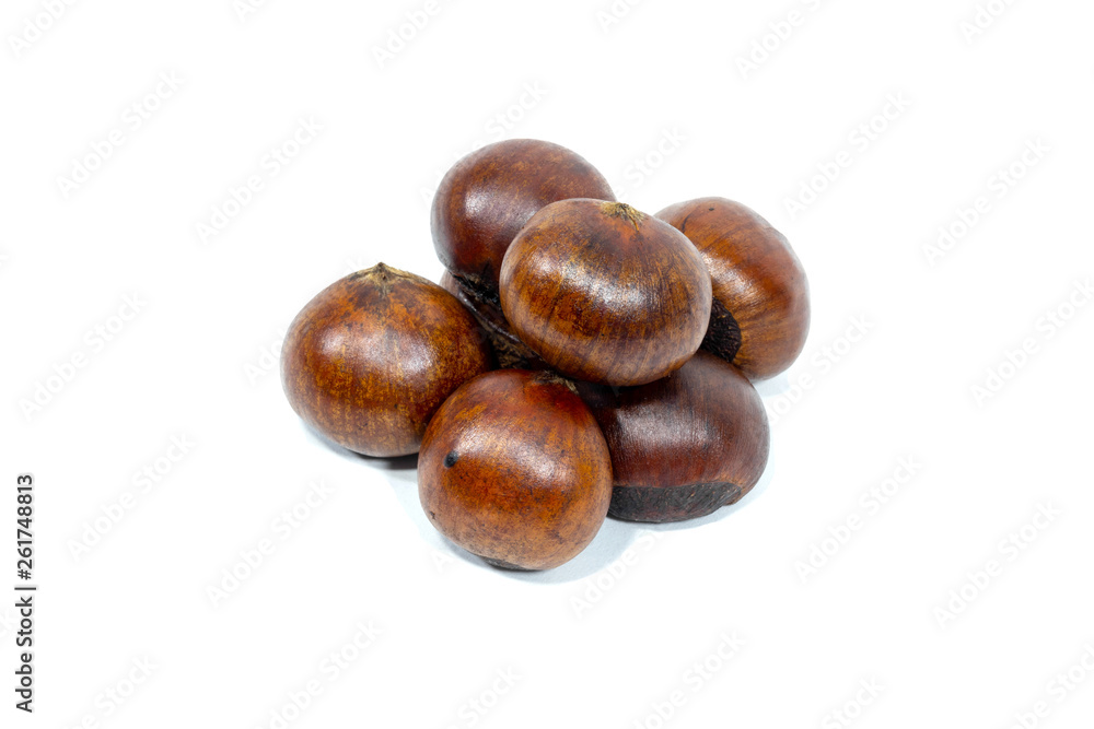 Obraz premium Roasted horse chestnuts isolated on white background.
