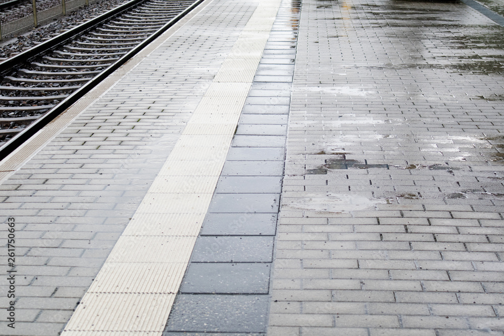 A platform on a rainy day / 雨の日のホーム