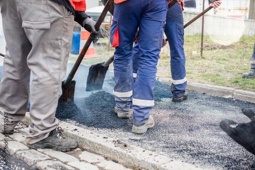 équipe étalant le nouveau revêtement d'une route