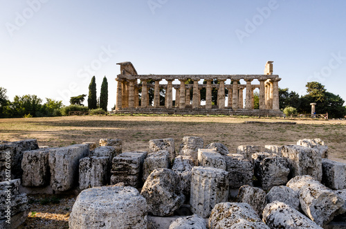 Paestum, zona archeologica con templi, strade e resti di costruzioni antiche