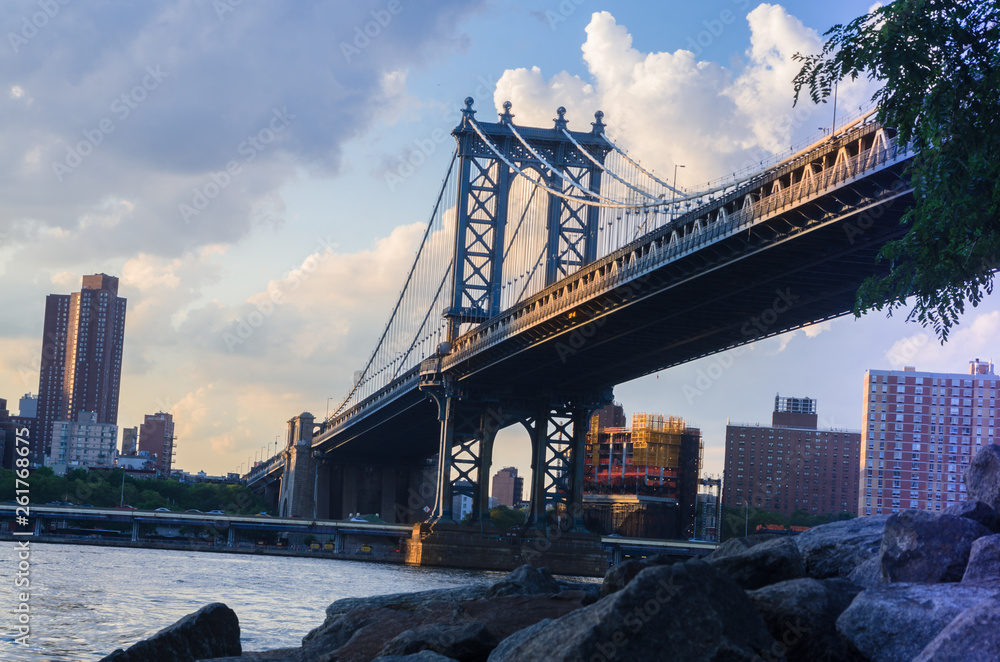 Naklejka premium Brooklyn Bridge and Lower Manhattan at sunset
